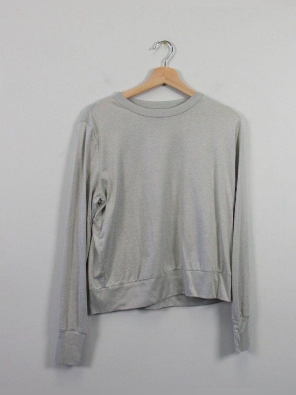 Vuori performance Halo Long Sleeve in Light Gray. Beautiful fit and easy to wear